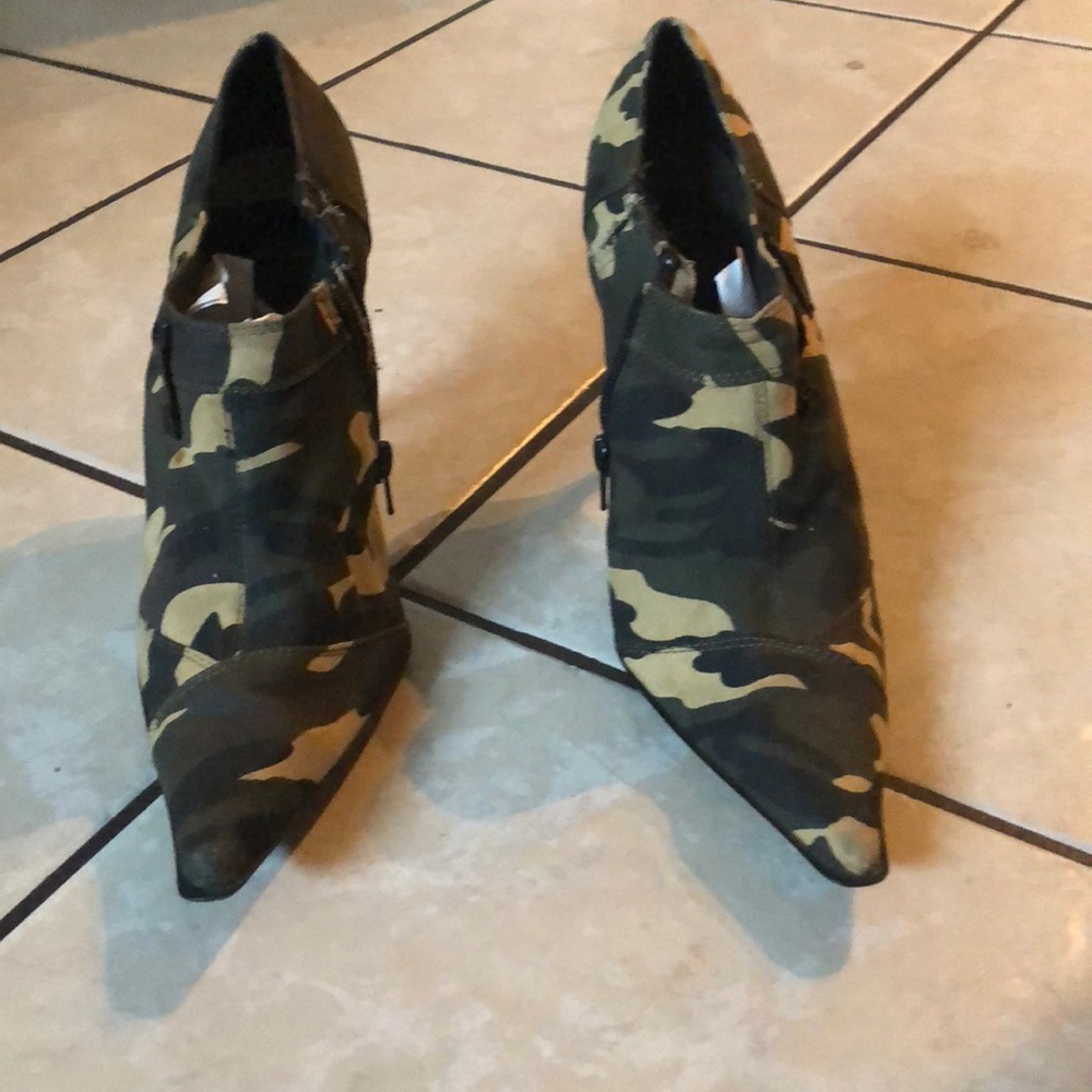 Camouflage green ankle booty shoes